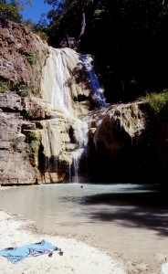Baignade sous la cascade lors de la descente de la Tsirib