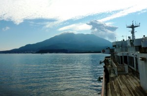 Volcan Sakurajima et son panache de fumée depuis le pont du ferry. Circuit dans les îles du sud du Japon: Yakushima. 