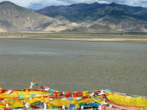 Majestueux fleuve Yarlung, du Tibet au Népal, sur la route de l'Amitié 