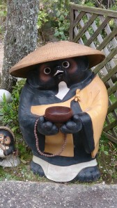 Statuette du légendaire Tanuki inspiré du chien viverrin que l'on retrouve devant certaines brasseries à Saké