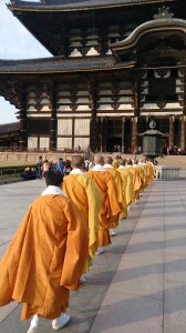 Procession de moines zen à Nara devant le Todai-ji