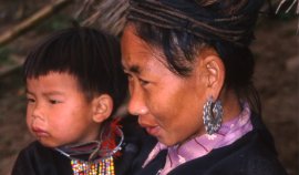 Femme et enfant Hmong du nord Vietnam
