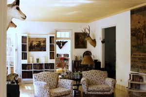 cuba-hemingway-living-room