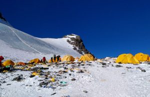 Le camp de base IV du mont Everest, devenu décharge et cimetière à ciel ouvert. | © Doma SHERPA / AFP.