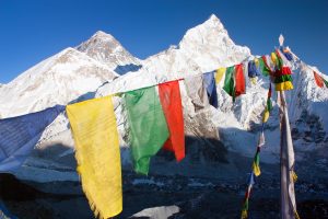 Everest et drapeau de prière tibétains (loungta).