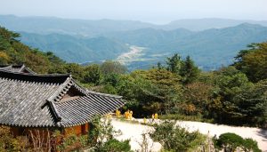 Temple de Seokguram avec vue sur la campagne.