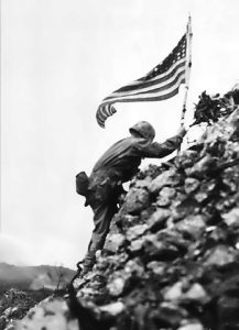 Le Lt. Col. Richard P. Ross, commandant du 1st Battalion 1st Marines (en), hisse drapeau américain sur le château de Shuri 30 mai. 