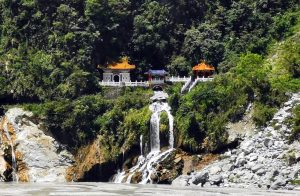 https://planete-decouverte.fr/-Voyage-de-la-Coree-a-Taiwan-avec-escale-a-Okinawa- Sanctuaire du Printemps Éternel!