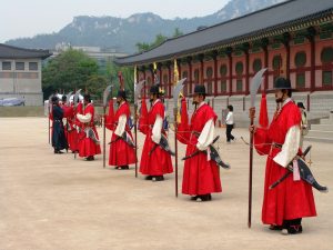 Garde royale devant le Palais Gyeongbokgung à Séoul
